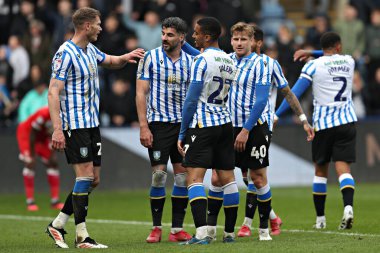 Sheffield Wednesday oyuncuları 21 Nisan 2025 'te Sheffield Çarşamba günü Hillsborough, Sheffield, İngiltere' de oynanan Sky Bet Şampiyonası maçından sonra kutlama yapıyorlar.