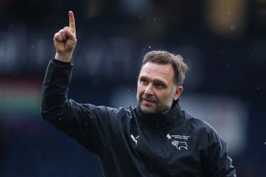 Derby County teknik direktörü John Eustace, 21 Nisan 2025 'te İngiltere' nin başkenti West Bromwich Derby County 'de oynanan West Bromwich Albion - Derby Şampiyonası maçında takımının kazanmasını kutluyor.