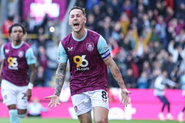 Burnley 'den Josh Brownhill, 21 Nisan 2025' te Burnley ile Sheffield United arasında oynanan Sky Bet Şampiyonası maçında 2-1 'lik galibiyetini kutluyor.