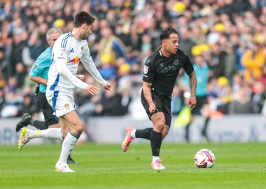 Milyon Manhoef, 21 Nisan 2025 'te İngiltere, Leeds' de Leeds United ile Stoke City arasındaki Sky Bet Şampiyonası maçında topu bırakıyor.