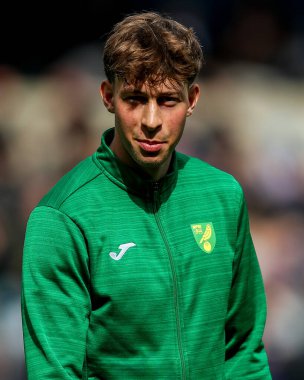 Norwich City 'den Oscar Schwartau, 21 Nisan 2025' te Londra 'nın The Den kentinde oynanan Millwall-Norwich City maçından önce sıralanıyor.