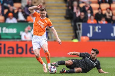 Blackpool 'dan Lee Evans, Wrexham' lı Matthew James tarafından 21 Nisan 2025 'te Bloomfield Road, Blackpool, İngiltere' de oynanan Blackpool-Wrexham maçında yenildi.