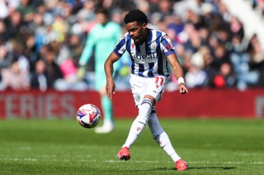 West Bromwich Albion takımından Grady Diangana, 21 Nisan 2025 'te İngiltere' nin West Bromwich, West Bromwich şehrinde oynanan West Bromwich Albion-Derby maçında pas attı.