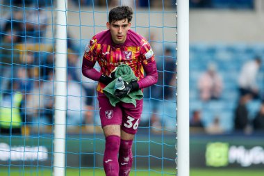 Norwich City 'den Vicente Reyes 21 Nisan 2025' te Londra 'daki The Den' de Millwall Norwich City 'e karşı oynadığı Gökyüzü İddia Şampiyonası maçında eylem halinde.