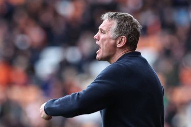 Wrexham teknik direktörü Phil Parkinson, 21 Nisan 2025 'te Bloomfield Road, Blackpool' da oynanan Blackpool-Wrexham maçında teknik alanda tepki gösterdi.