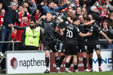 Wrexham 'dan James McClean, 21 Nisan 2025' te Bloomfield Road, Blackpool, İngiltere 'de oynanan 1. Blackpool-Wrexham maçında 0-1 kazanma hedefini kutluyor.