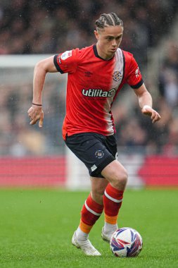 Luton Town 'dan Thelo Aasgaard 21 Nisan 2025' te Luton Town - Bristol City maçı sırasında Luton Town - Luton Road, İngiltere