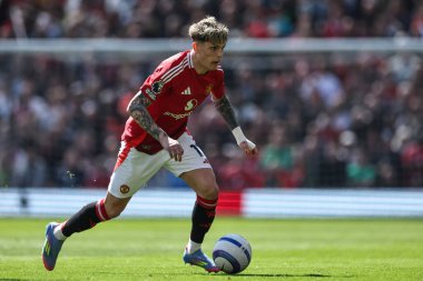 Manchester United takımından Alejandro Garnacho, Manchester United ile Wolverhampton Wanderers maçında 20 Nisan 2025 'te Old Trafford, Manchester, İngiltere' de top ile ilerliyor.