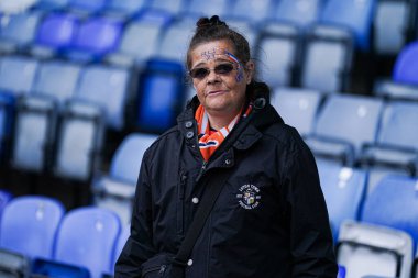 Luton Town taraftarı Sky Bet Şampiyonası öncesinde Luton Town, Bristol City 'ye karşı Kenilworth Road, Luton, İngiltere, 21 Nisan 2025