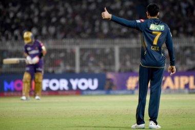 Gujarat Titanları 'nın kaptanı Shubman Gill 21 Nisan 2025 Pazartesi günü Hindistan' ın Kolkata kentindeki Eden Gardens 'ta Kolkata Şövalyeleri ve Gujarat Titanları arasında oynanan Hindistan Premier Ligi kriket maçında başparmağını gösterdi. 