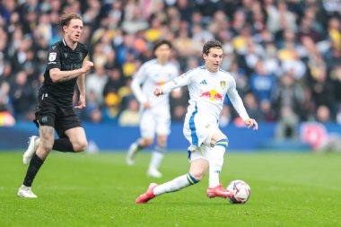 Leeds United takımından Brenden Aaronson, 21 Nisan 2025 'te Leeds Road, İngiltere' de Leeds United ile Stoke City arasındaki Sky Bet Şampiyonası maçında topu bırakıyor.