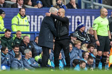 Everton ve Pep Guardiola 'nın menajeri David Moyes Premier Lig maçından sonra Everton Manchester City ile Goodison Park, Liverpool, İngiltere, 19 Nisan 2025' de oynanan maçta el sıkıştı.