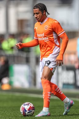 Blackpool takımından Samuel Silvera 21 Nisan 2025 'te Bloomfield Road, Blackpool' da Blackpool-Wrexham maçında