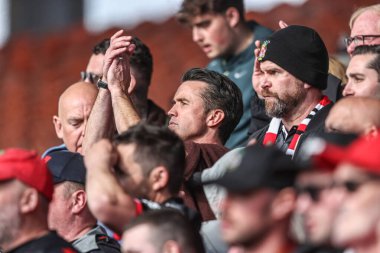 Rob McElhenney, Wrexham taraftarlarıyla 21 Nisan 2025 'te Bloomfield Road, Blackpool' da oynanan Blackpool-Wrexham maçında yaptığı promosyon hakkında şarkı söylüyor.