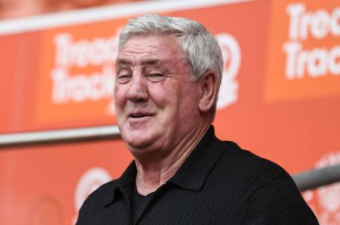 Blackpool 'un teknik direktörü Steve Bruce 21 Nisan 2025' te Bloomfield Road, Blackpool 'da Blackpool-Wrexham maçında