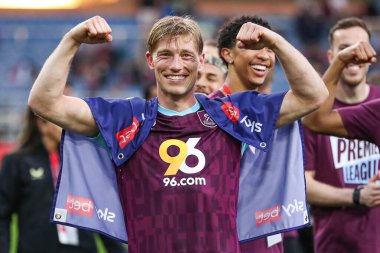 Burnley 'den Zian Flemming, 21 Nisan 2025' te Burnley-Sheffield United maçından sonra birinci lige terfi edilişini kutluyor.