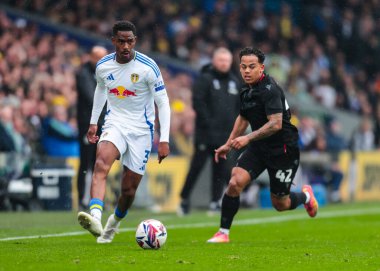 Leeds United takımından Jnior Firpo, 21 Nisan 2025 'te Leeds Road, Leeds, İngiltere' de Leeds United ile Stoke City arasındaki Sky Bet Şampiyonası maçında pas attı.