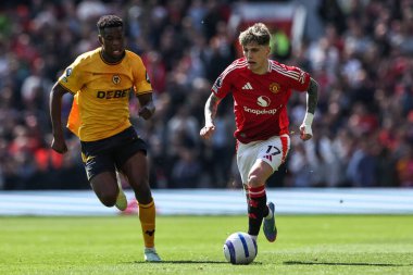 Manchester United takımından Alejandro Garnacho, Manchester United ile Wolverhampton Wanderers maçında 20 Nisan 2025 'te Old Trafford, Manchester, İngiltere' de top ile ilerliyor.