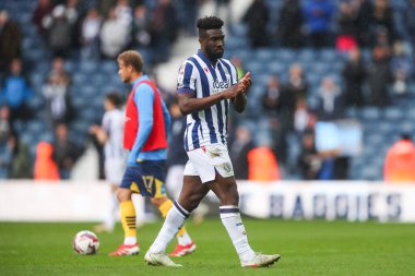 West Bromwich Albion 'dan Daryl Dike, 21 Nisan 2025' te İngiltere 'nin Hawthorns kentinde oynanan West Bromwich Albion-Derby maçı sonrasında gezgin taraftarları alkışlıyor.