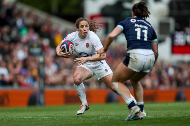 İngiltere 'den Abby Dow, İngiltere' nin Mattioli Woods Welford Road Stadyumu 'nda oynanan 2025 Guinness Kadınlar 6 Milletler Maçı' nda topa vuruyor.