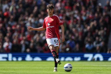 Manchester United takımından Tyler Fredricson, Manchester United ile Wolverhampton Wanderers maçında 20 Nisan 2025 'te Old Trafford, Manchester' da pas attı.