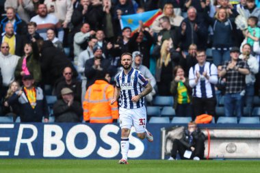 West Bromwich Albion 'dan Adam Armstrong, 21 Nisan 2025' te Hawthorns, West Bromwich, Birleşik Krallık 'ta oynanan West Bromwich Albion - Derby County maçında 1-2 kazanma hedefini kutluyor.