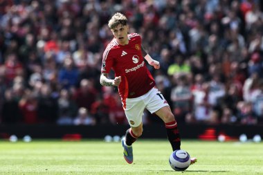 Manchester United takımından Alejandro Garnacho, Manchester United ile Wolverhampton Wanderers maçında 20 Nisan 2025 'te Old Trafford, Manchester, İngiltere' de top ile ilerliyor.