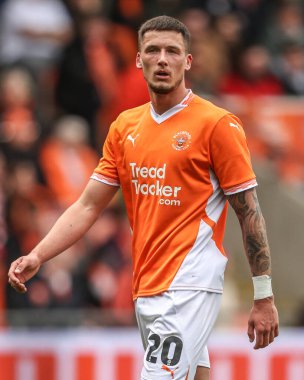 Blackpool takımından Oliver Casey 21 Nisan 2025 'te Bloomfield Road, Blackpool' da Blackpool-Wrexham maçında
