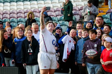 İngiltere 'den Hannah Botterman 20: 25 Guinness Kadınları maçının ardından hayranlarıyla fotoğraf çekiyor. 6 millet İskoçya' ya karşı Mattioli Woods Welford Road Stadyumu, Leicester, İngiltere, 19 Nisan 2025