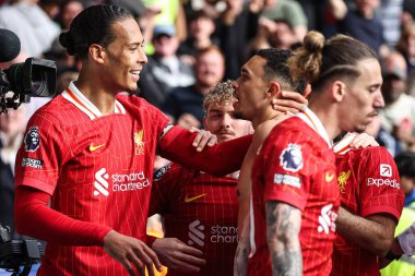 Liverpool 'dan Trent Alexander-Arnold, 20 Nisan 2025' te King Power Stadyumu 'nda Leicester City ile Liverpool arasındaki Premier League maçında 0-1 kazanma hedefini kutluyor.