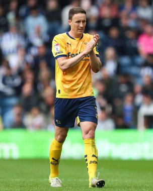 Derby County 'den Craig Forsyth, 21 Nisan 2025' te İngiltere 'nin başkenti West Bromwich Derby County' de oynanan Gökyüzü İddia Şampiyonası maçında takım arkadaşlarını alkışlıyor.