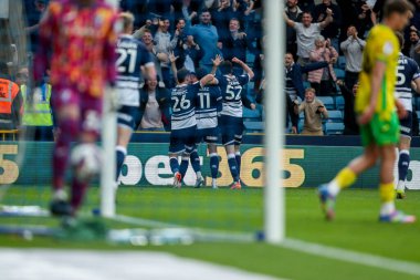 Millwall 'dan Femi Azeez, 21 Nisan 2025' te The Den, Londra, Birleşik Krallık 'ta oynanan Sky Bet Şampiyonası maçında takım arkadaşlarıyla yaptığı maçı 2-0 kazanarak kutluyor.