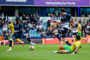 Norwich City 'den Onel Hernandez 21 Nisan 2025' te Londra 'nın The Den kentinde Millwall ile Norwich City arasındaki Gökyüzü İddia Şampiyonası maçında çekim yapıyor.