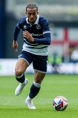 Millwall 'dan Femi Azeez 21 Nisan 2025' te Londra 'daki The Den' de Millwall ile Norwich City arasındaki Gökyüzü İddia Şampiyonası maçında topla koşuyor.