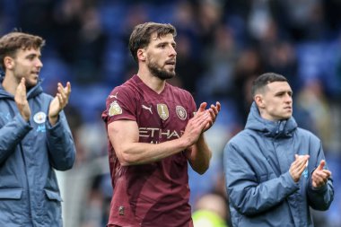 Manchester City 'den Rben Dias, Premier League maçından sonra İngiltere' nin Liverpool kenti Goodison Park 'ta oynanan Everton-Manchester maçında taraftarları alkışlıyor.
