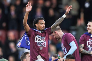 Burnley 'den Lucas Pires, Burnley, Burnley, İngiltere' de 21 Nisan 2025 'te Burnley' e karşı oynanan Gökyüzü İddia Şampiyonası maçından sonra birinci lige terfi edilişini kutluyor.