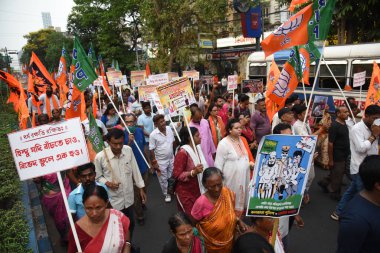 Bharatiya Janata Partisi destekçileri Hindular, 19 Nisan 2025 tarihinde Hindistan 'ın Kolkata kentindeki Murshidabad ilçesinde meydana gelen toplu şiddeti gerekçe göstererek Batı Bengal' de cumhurbaşkanlığı yönetiminin dayatılmasını talep eden bir protesto yürüyüşü düzenledi..