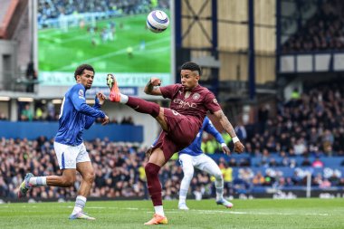 Manchester City 'den Savinho, Premier Lig maçı sırasında Goodison Park, Liverpool, İngiltere' de oynanan Everton-Manchester maçında topu defans alanından temizliyor.