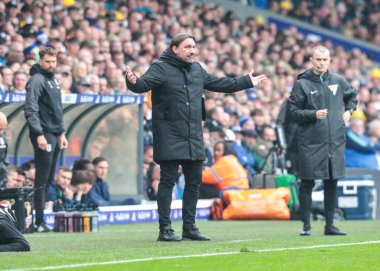 Daniel Farke Leeds United teknik alanda Sky Bet Şampiyonası maçında Leeds United 'ın Stoke City' e karşı oynadığı Elland Road, Leeds, İngiltere, 21 Nisan 2025 'de tepki gösterdi.