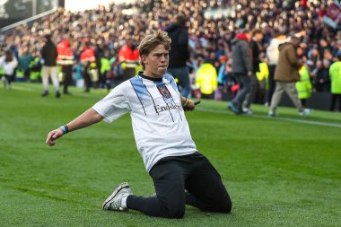 Burnley taraftarı, 21 Nisan 2025 'te Burnley ile Sheffield United arasındaki Turf Moor, Burnley' de oynanan Gökyüzü İddia Şampiyonası maçından sonra Premier Lig 'e terfi edilmesini kutluyor.