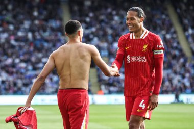 Liverpool 'dan Trent Alexander-Arnold, 20 Nisan 2025' te King Power Stadyumu 'nda Leicester City ile Liverpool arasındaki Premier League maçında 0-1 kazanma hedefini kutluyor.