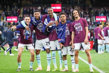 Burnley oyuncuları, Burnley ile Sheffield United arasındaki 21 Nisan 2025 'te oynanan Gökyüzü İddia Şampiyonası maçından sonra İngiltere' nin Burnley şehrinde ilk lige geri dönmelerini kutluyorlar.