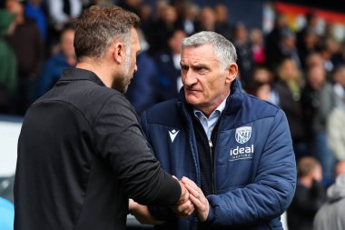 Derby County 'nin John Eustace teknik direktörü ve West Bromwich Albion' un Tony Mowbray menajeri, 21 Nisan 2025 'te Hawthorns, West Bromwich, İngiltere' de oynanan Sky Bet Şampiyonası maçında el sıkışıyor.
