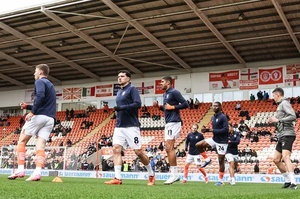 Blackpool 'dan Albie Morgan, 21 Nisan 2025' te Bloomfield Road, Blackpool 'da oynanan Blackpool-Wrexham maçında maç öncesi ısınma turunda...