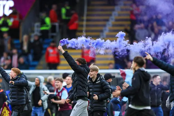 Burnley taraftarları, 21 Nisan 2025 'te Burnley-Sheffield United' ın Turf Moor, Burnley, İngiltere 'de oynadığı Sky Bet Şampiyonası maçından sonra ilk lige terfi edilişini kutluyorlar.