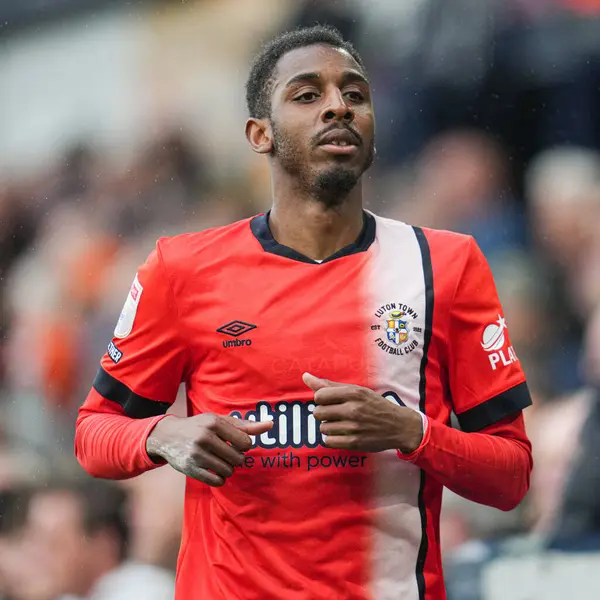 Luton Town 'dan Isaiah Jones 21 Nisan 2025' te Luton Town - Bristol City maçında Kenilworth Road, Luton, İngiltere 'de karşılaştı.