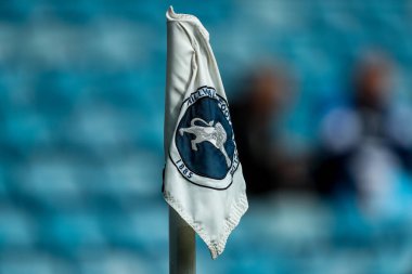 The Den, Londra, İngiltere 'de 21 Nisan 2025 tarihinde Millwall ve Norwich City arasındaki Gökyüzü İddia Şampiyonası maçından önceki köşe bayrağının genel görünümü