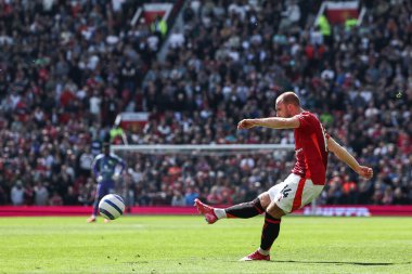 Manchester United takımından Christian Eriksen, 20 Nisan 2025 tarihinde Old Trafford, Manchester, İngiltere 'de oynanan Premier League maçında Wolverhampton Wanderers' a karşı serbest vuruşla gol atma şansı yakaladı.