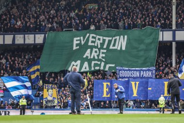 Taraftarlar, Premier Lig karşılaşması öncesinde İngiltere 'nin Liverpool kenti Goodison Park' ta Everton 'a karşı Manchester City maçında bayrakları havada tutuyor.