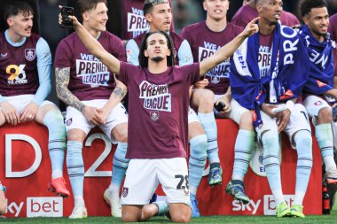 Burnley 'den Hannibal Mejbri, 21 Nisan 2025' te Burnley-Sheffield United 'a karşı oynadığı Turf Moor, Burnley, Birleşik Krallık' ta oynanan Sky Bet Şampiyonası maçından sonra lige tekrar yükselmesini kutluyor.